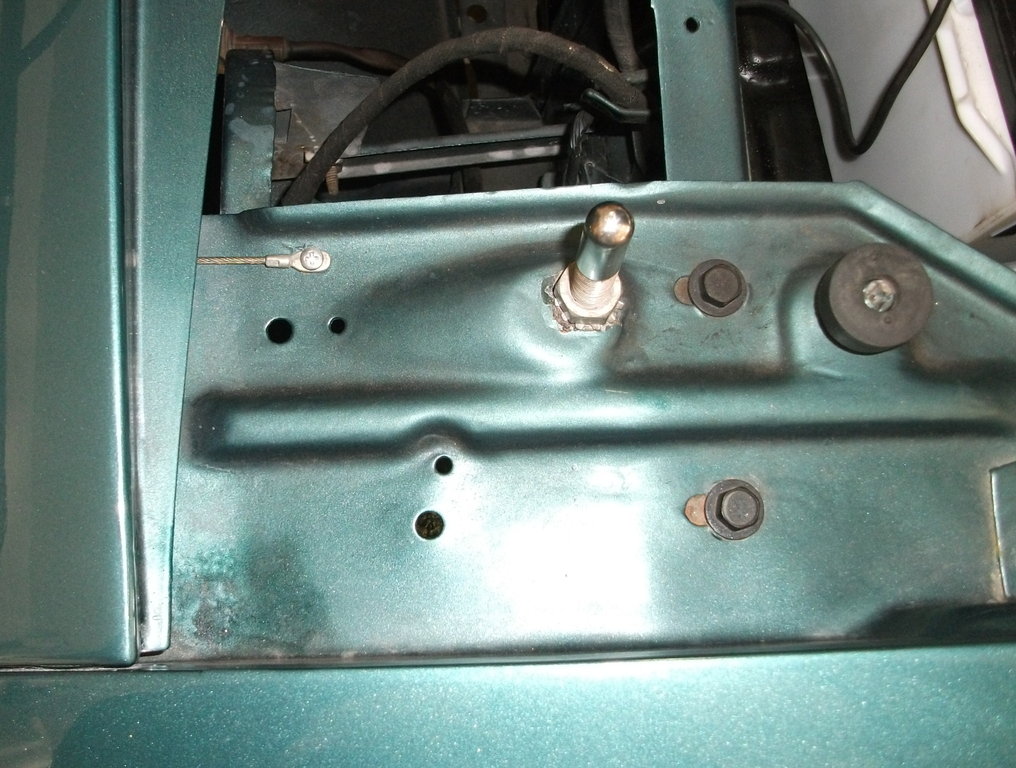 rsz_71_gtx_hood_pin_cable_location.jpg